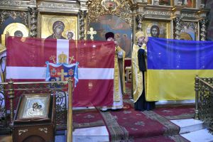 Біля храму підняли два прапори